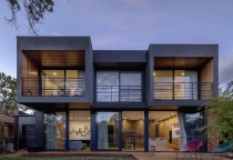 SO SÁNH CỬA NHÔM KÍNH VÀ CỬA GỖ – NÊN CHỌN LOẠI NÀO CHO NGÔI NHÀ HIỆN ĐẠI?