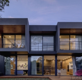 SO SÁNH CỬA NHÔM KÍNH VÀ CỬA GỖ – NÊN CHỌN LOẠI NÀO CHO NGÔI NHÀ HIỆN ĐẠI?